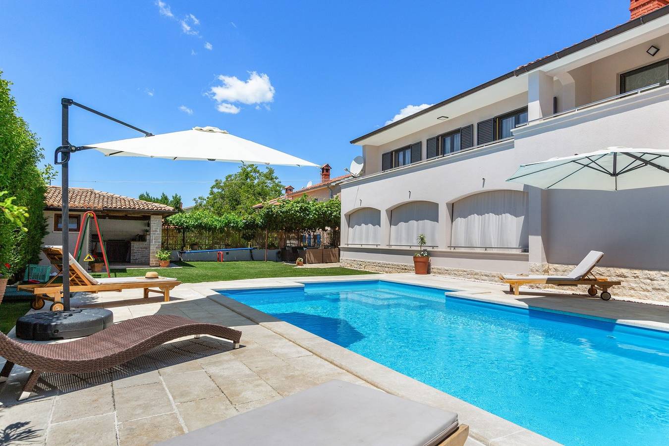 Wunderschönes Haus für einen entspannenden Urlaub mit Privatpool und Kinderspielplatz in Jursici, Svetvinčenat