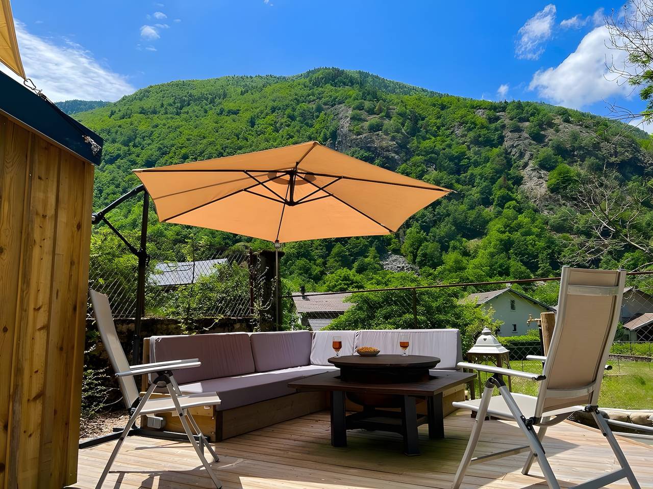 Gîte – La Grange Tima: Geräumiges Ferienhaus mit Bergblick für Gruppen bis 12 Personen in Orgeix, Französische Pyrenäen
