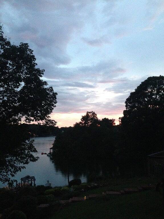 Erschwingliche Waterfront Cottage in der Nähe von Smith Mountain, Great Views in Smith Mountain Lake