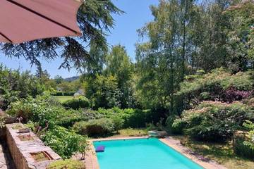 Gîte pour 8 personnes, avec vue ainsi que jardin et piscine à Saint-Sozy