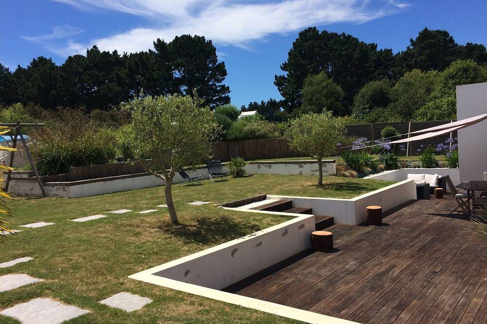 Casa de arquitecto tranquila con amplia terraza y jardín a 5 minutos de la playa. in Locmaria, Côte des Mégalithes