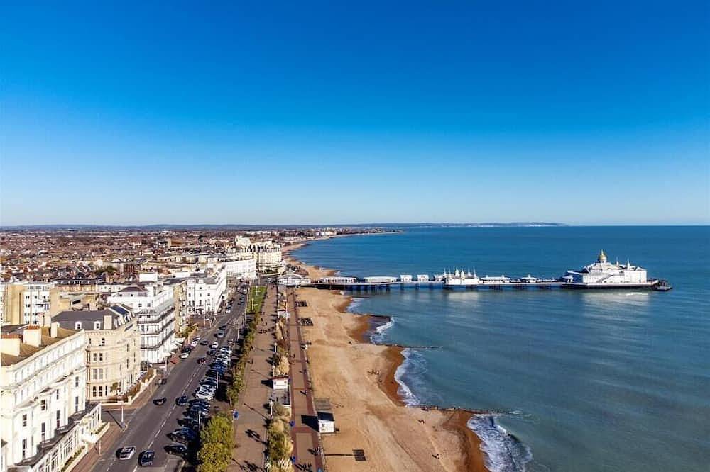 Entire apartment, 5 mins to beach & town, quiet stay with cafés & shops just around the corner in Eastbourne, East Sussex