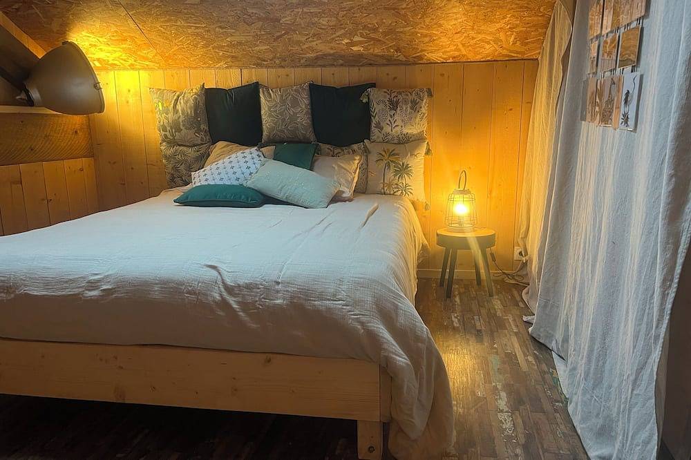 Room in a vineyard, near Golf des Vigiers and the Buddhist Village in Saint-Astier, Región de Marmande