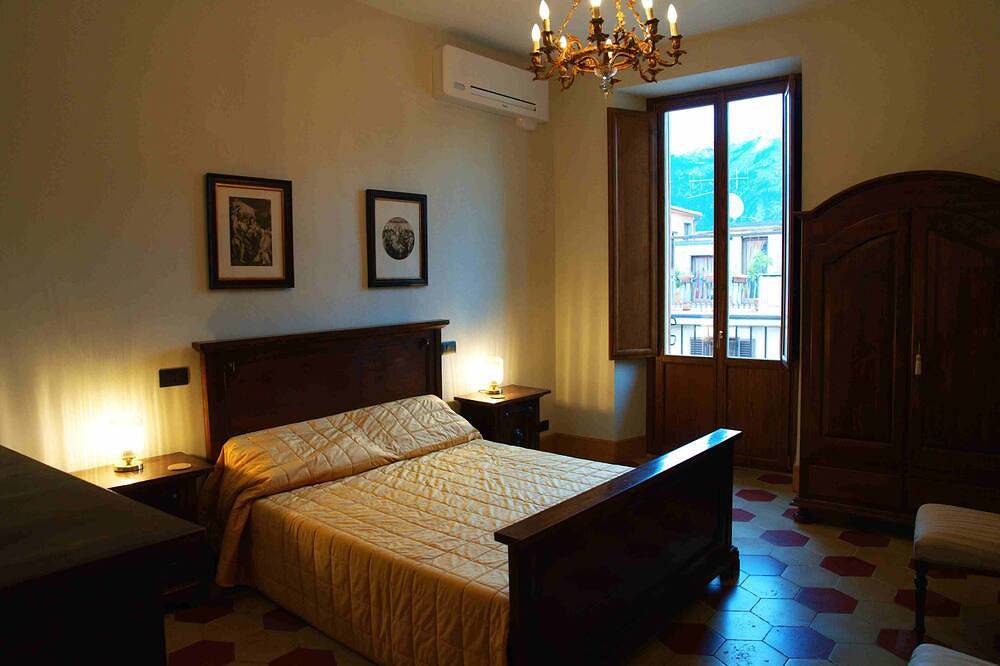 Entire apartment, The Poets' Retreat - Step Back in Time Relax in Elegance in Sulmona, L'Aquila Province