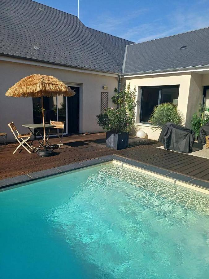 Gîte pour 2 personnes, avec Terrasse ainsi que Jardin et Piscine à Notre-Dame-d'Oé