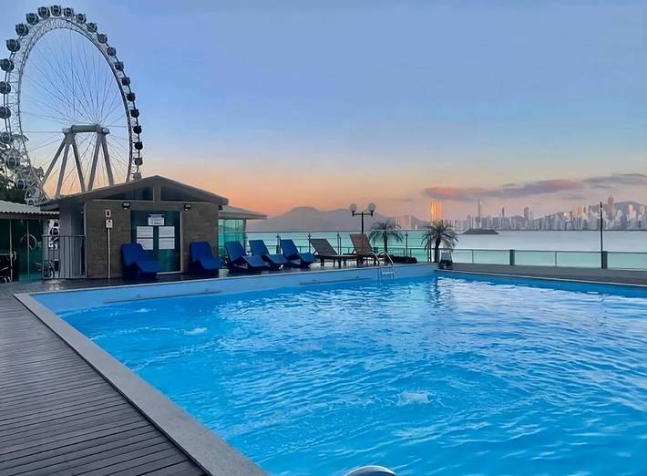 Casas e apartamentos de temporada para 4 pessoas, com piscina e jacuzzi e ainda balcão, adaptado a crianças em Praia Brava SC