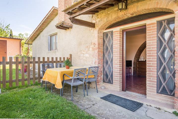 Farmhouse 'Podere Del Pereto Bio- 203' with Shared Pool, Private Garden and Wi-Fi in Rapolano Terme, Siena provins