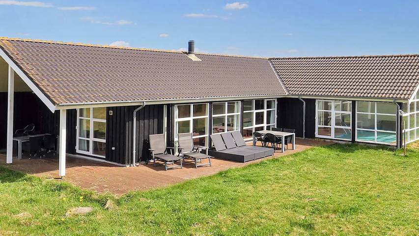 Ferienhaus für 13 Personen, mit Terrasse und Sauna sowie Pool und Whirlpool, mit Haustier in Rødhus