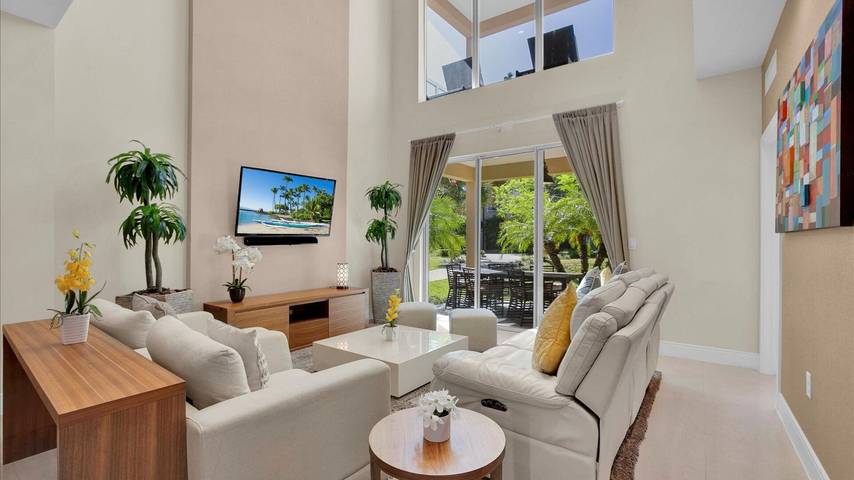 Vacation home for 8 people, with pool and yard, with pets by Disney World
