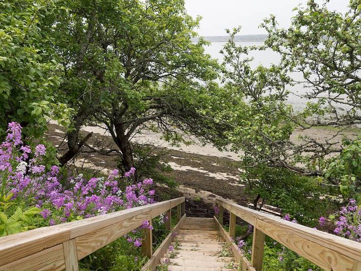 Lake house for 3 people, with yard and terrace, with pets in Maine