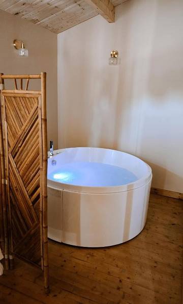 Maison de campagne pour 3 personnes, avec terrasse et jacuzzi à Montignac-Charente