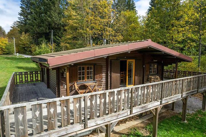 Gîte pour 8 personnes, avec jardin à Champdray