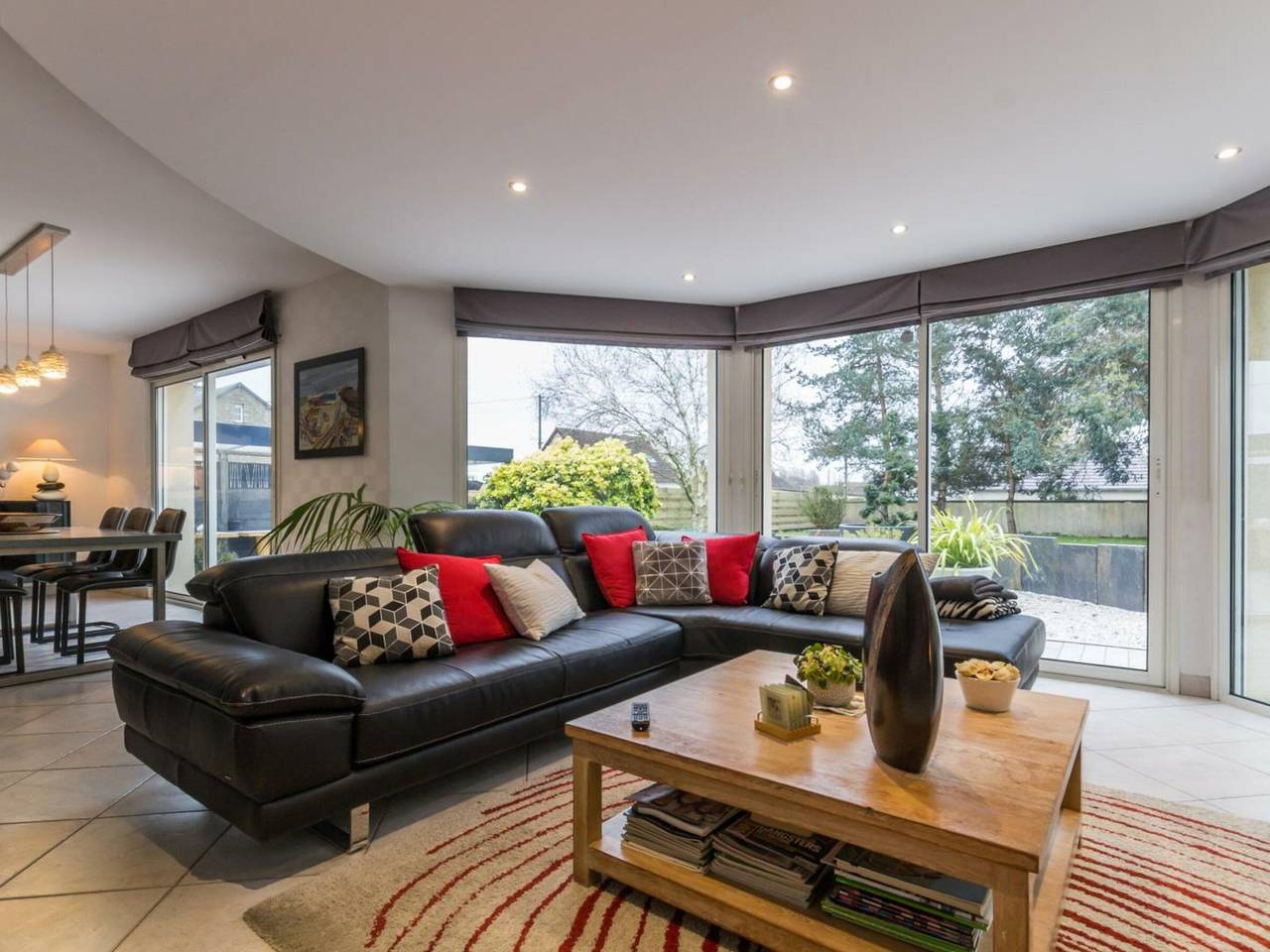 Maison de luxe avec piscine privée à Jullouville, jardin clos, wifi et parking in Jullouville, Côte de la Déroute