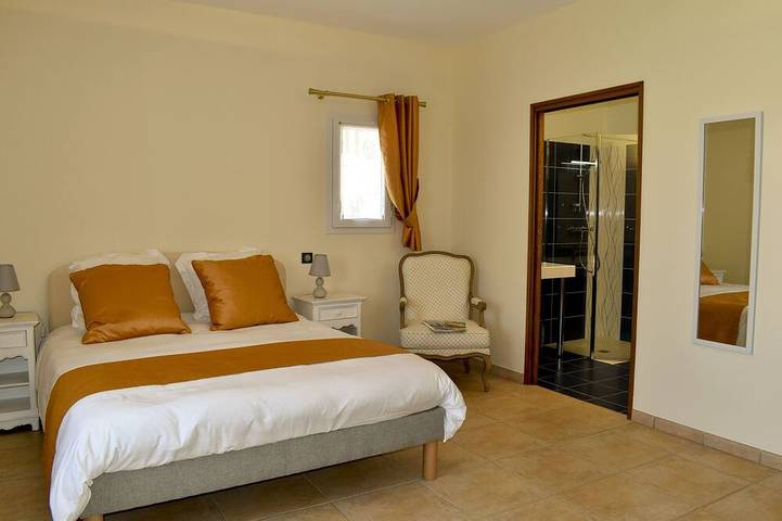 Location de vacances pour 2 personnes, avec jardin ainsi que terrasse et piscine, animaux acceptés à Cause-de-Clérans - 4