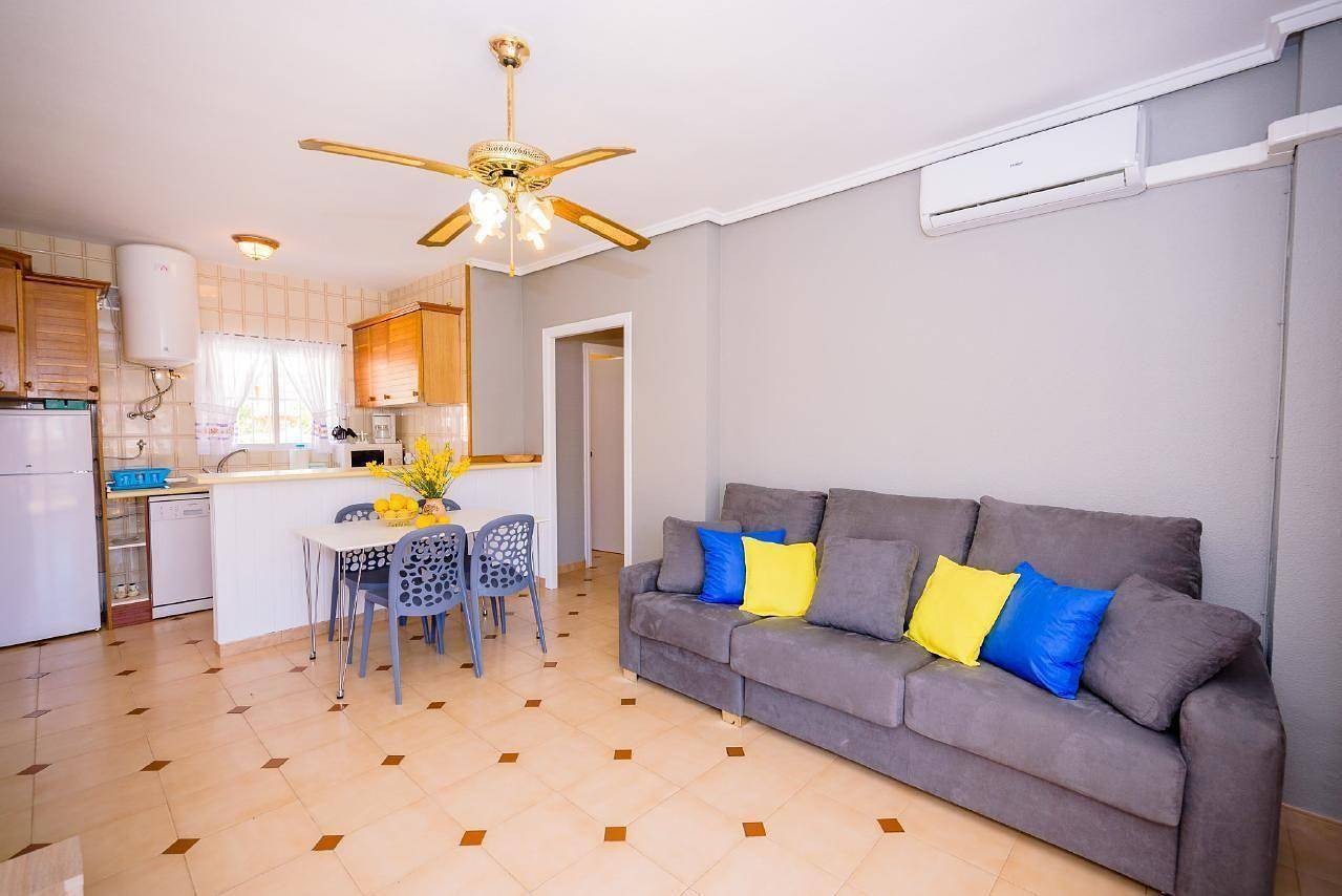Appartement de vacances entier, Holiday flat "Limonka" with private terrace in Torrevieja, Costa Blanca
