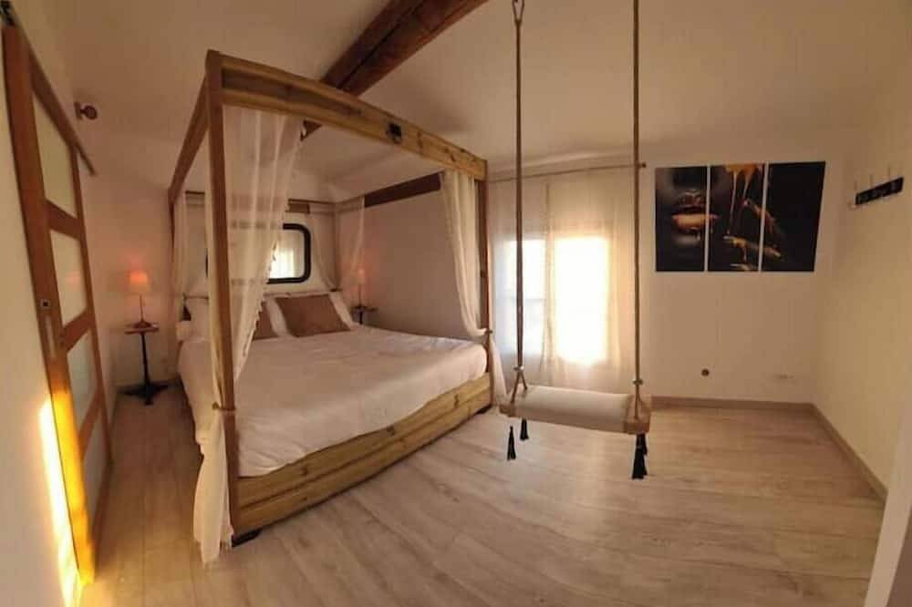 Entire apartment, La Villa Romane Spa & Détente in Montfaucon (Languedoc-Roussillon), Nimes region