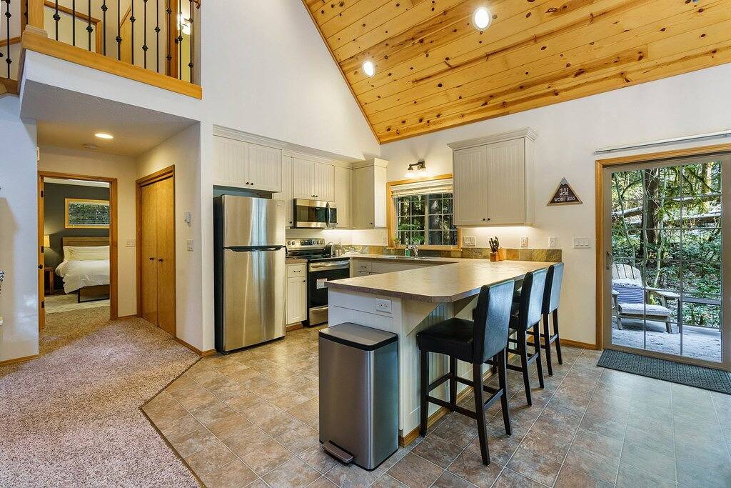 Cozy Cascade Cabin. Relaxing Hot Tub, Secluded, Spacious and Creek Nearby in Welches, Mount Hood