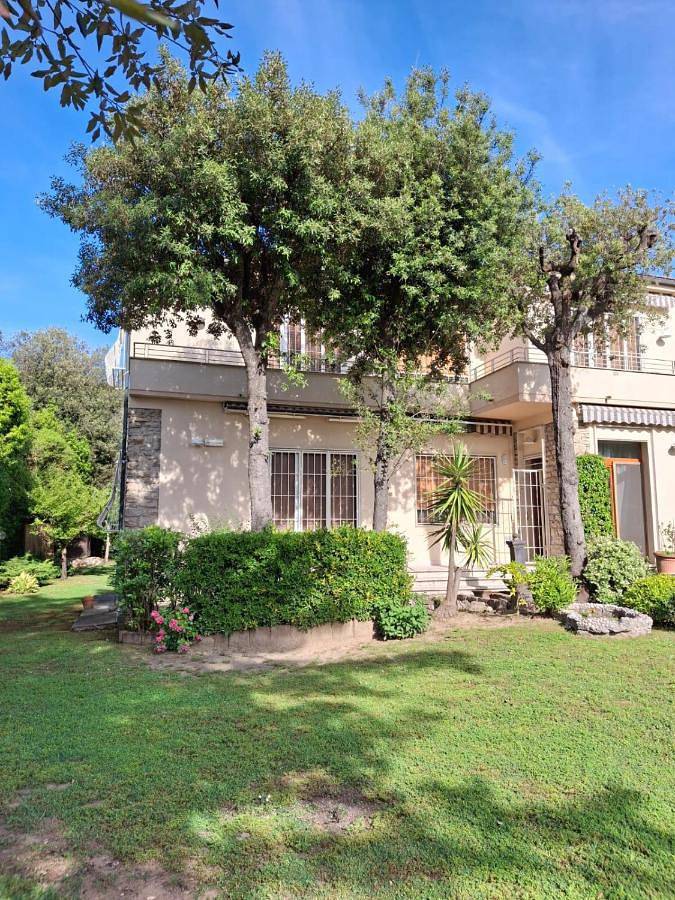 Villa für 8 Personen, mit Balkon und Whirlpool sowie Terrasse und Garten in Pisa