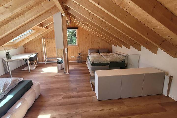 Forest Escape - Gemütliches, modernes, ruhiges Waldhaus mit Dachstudio in Berghülen Region