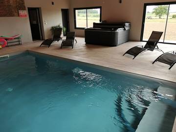 Gîte pour 14 personnes, avec jardin ainsi que terrasse et jacuzzi en Bourgogne-Franche-Comté