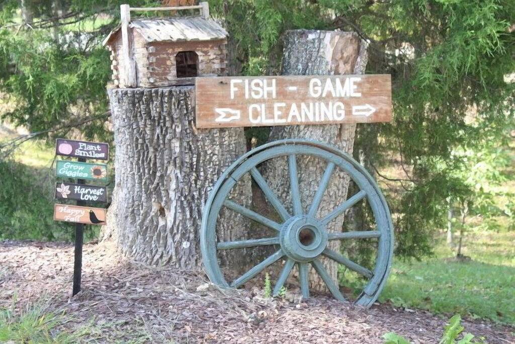 Log Cabin 11 with Hot Tub at Osborn Boat Ramp on Patoka Lake in Patoka Lake