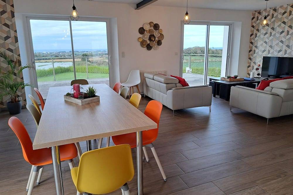 Holiday Home in Brittany with Sea View in Cléder, Ceinture Dorée
