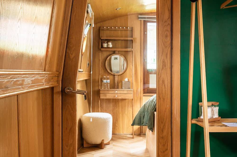 4* Luxury floating wide beam houseboat moored in Edinburgh city center. in Edinburgh, Edinburgh and Lothian