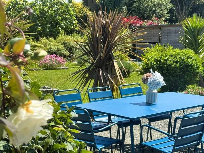 Location de vacances pour 8 personnes, avec jardin à Guimaëc