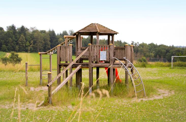 Ganze Wohnung, Ferienhof Brunner - Gruppenferienwohnung "Dorfglück", 180qm, Garten, Balkon, 3 Schlafzimmer, 1 Mehrbettzimmer, max. 13 Personen in Hayingen, Neckar-Alb