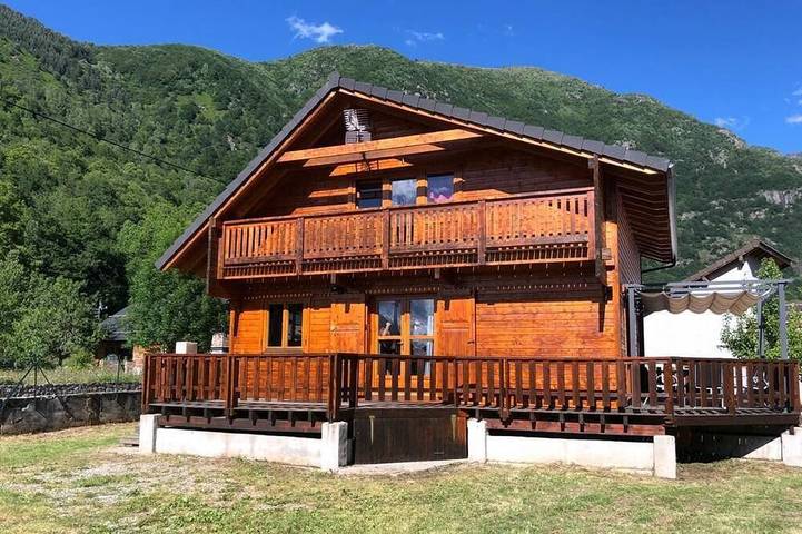 Gîte pour 10 personnes, avec piscine ainsi que jardin et jacuzzi, animaux acceptés à Orlu