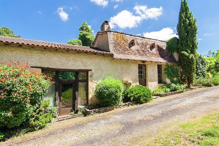 Location de vacances pour 16 personnes, avec Balcon et Jacuzzi ainsi que Jardin et Piscine à Bourgnac