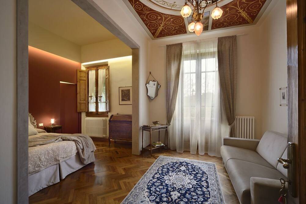 Suite Rosso di Sera with A/C and Private bathroom-  Villa le Facezie B&B in Terranuova Bracciolini, Valdarno