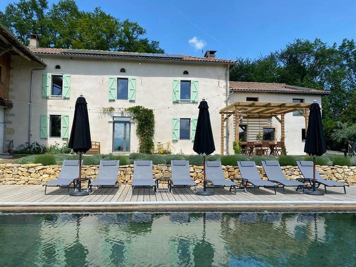 Location de vacances pour 3 personnes, avec Terrasse et Jardin ainsi que Piscine et Vue dans Sepx