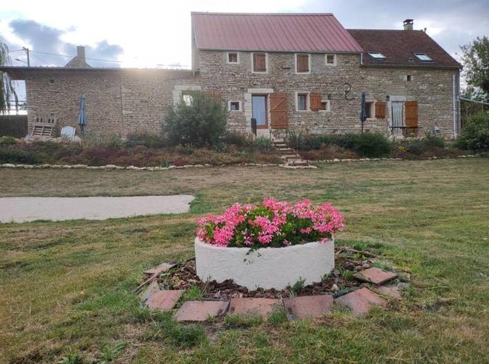 Gîte pour 10 personnes, avec piscine ainsi que vue et jardin, animaux acceptés à Montillot