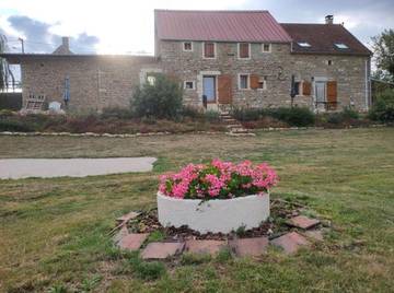 Cottage pour 10 personnes, avec jardin ainsi que vue et piscine, animaux acceptés à Montillot