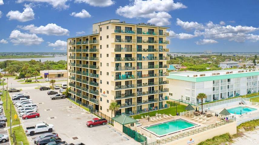 Vacation rental for 4 people, with hot tub and pool as well as balcony in Daytona Beach Shores