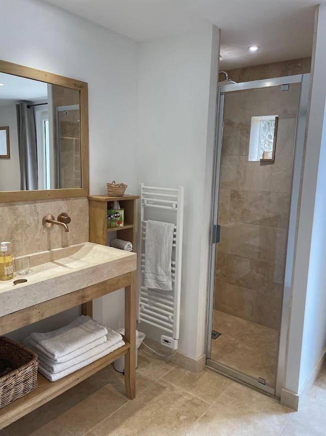 Location de vacances pour 2 personnes, avec vue ainsi que jardin et terrasse à Pommiers - 3