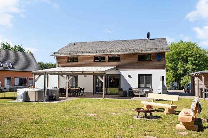Ferienwohnung für 14 Personen, mit Balkon und Whirlpool sowie Terrasse und Garten in Lenz