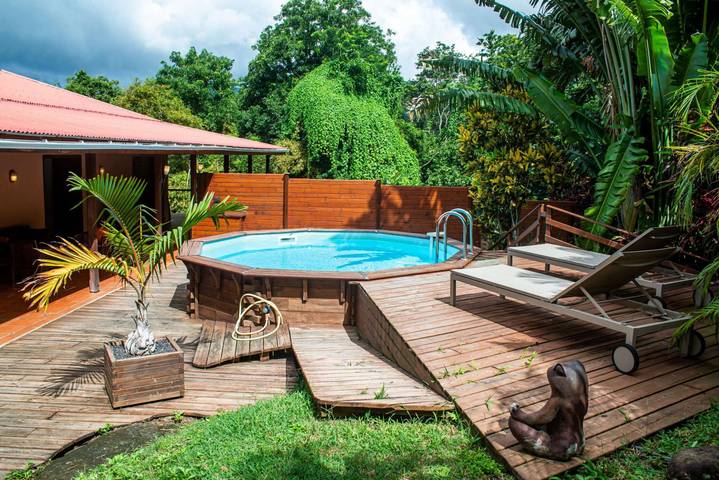 Villa pour 4 personnes, avec jardin et terrasse ainsi que jacuzzi et piscine