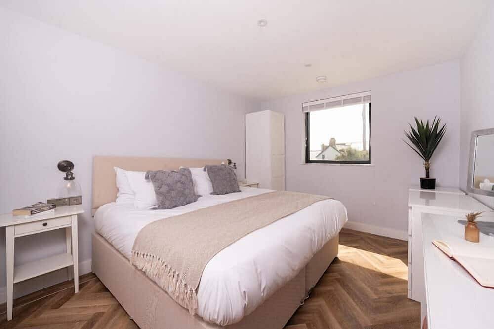 Entire apartment, 2 Bol-Y-Maer - a two bedroom apartment with use of communal swimming pool in Bude, Cornwall