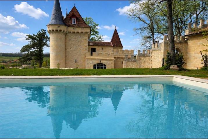 Location de vacances pour 8 personnes, avec jardin et piscine ainsi que vue et sauna, animaux acceptés à Puisseguin