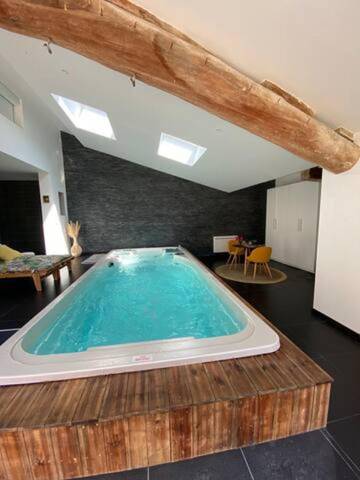 Chambre d’hôte pour 2 personnes, avec jardin et terrasse ainsi que piscine et vue, animaux acceptés à Saint-Georges-d'Espéranche