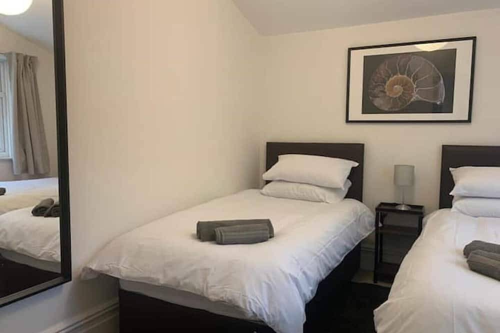 Entire apartment, Central 2 bed flat with off street-parking in Bristol, South West England