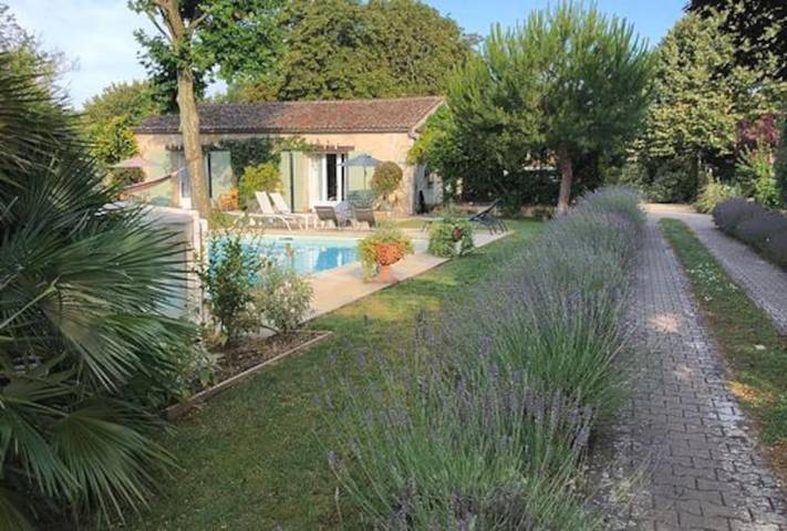 Location de vacances pour 4 personnes, avec jardin et piscine à Saint-Vivien