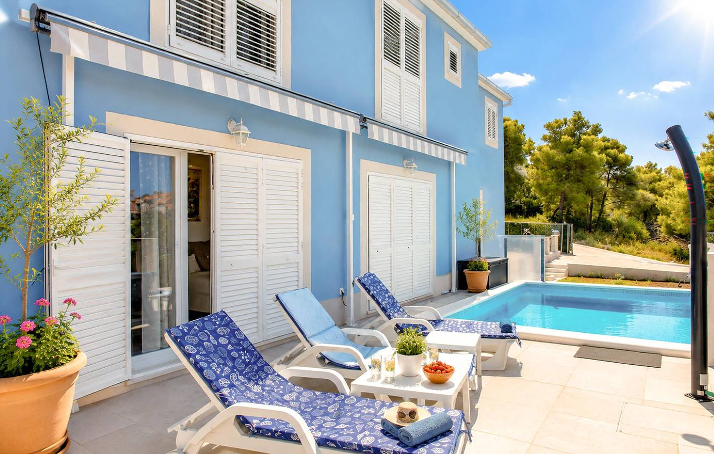 Gemütliches Apartment mit 2 Schlafzimmern, Meerblick und Pool, 400 m vom Strand entfernt in Sutivan, Brac