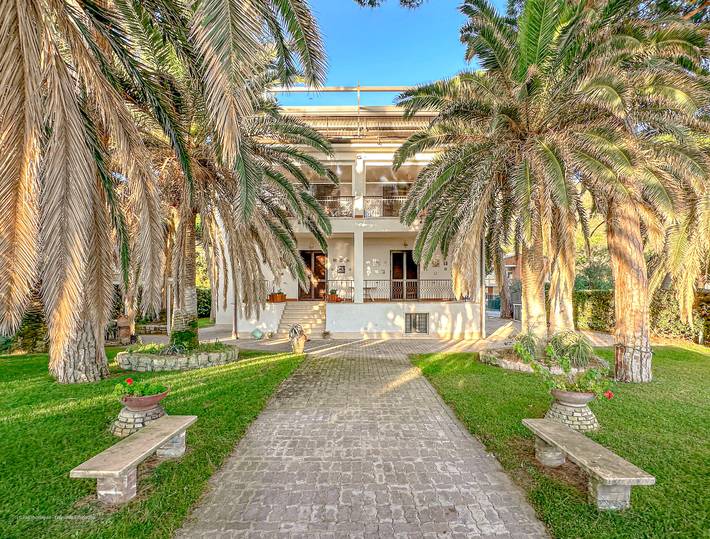 Ferienwohnung für 6 Personen, mit Balkon und Terrasse sowie Garten und Ausblick in Sperlonga