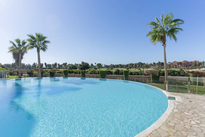 Apartamento entero, Apartamento 'Astrid Golf & Sea' con vistas al campo de golf, piscina infinity y cerca de la playa. in Playa Granada, Motril