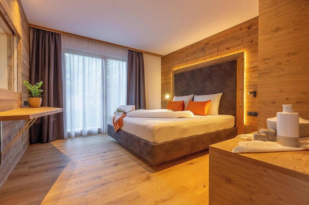 Chalet Panorama Himmelreichhof with Mountain View, Shared Pool & Wi-Fi in Innichen, South Tyrol