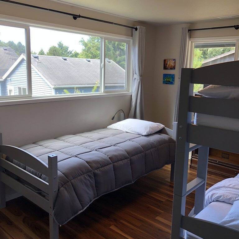 Falcon House - Pet friendly, next to city park and just 5 blocks from the beach. in Rockaway Beach, Tillamook County