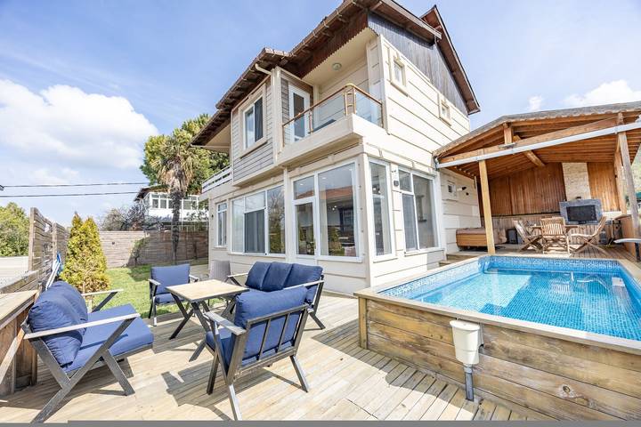 Villa pour 10 personnes, avec terrasse ainsi que jardin et piscine à Istanbul
